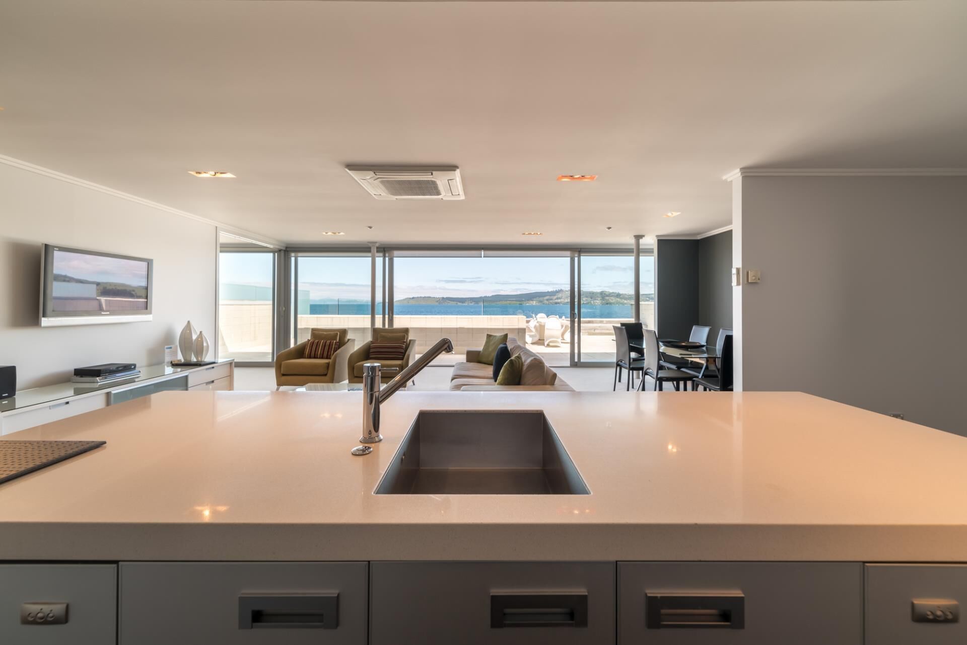 Ático, 2 habitaciones, vistas al lago | Zona de estar | Televisión de pantalla plana de 50 cm con canales por satélite