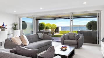 Lake Front Three Bedroom | Living area | 50-cm flat-screen TV with satellite channels, TV