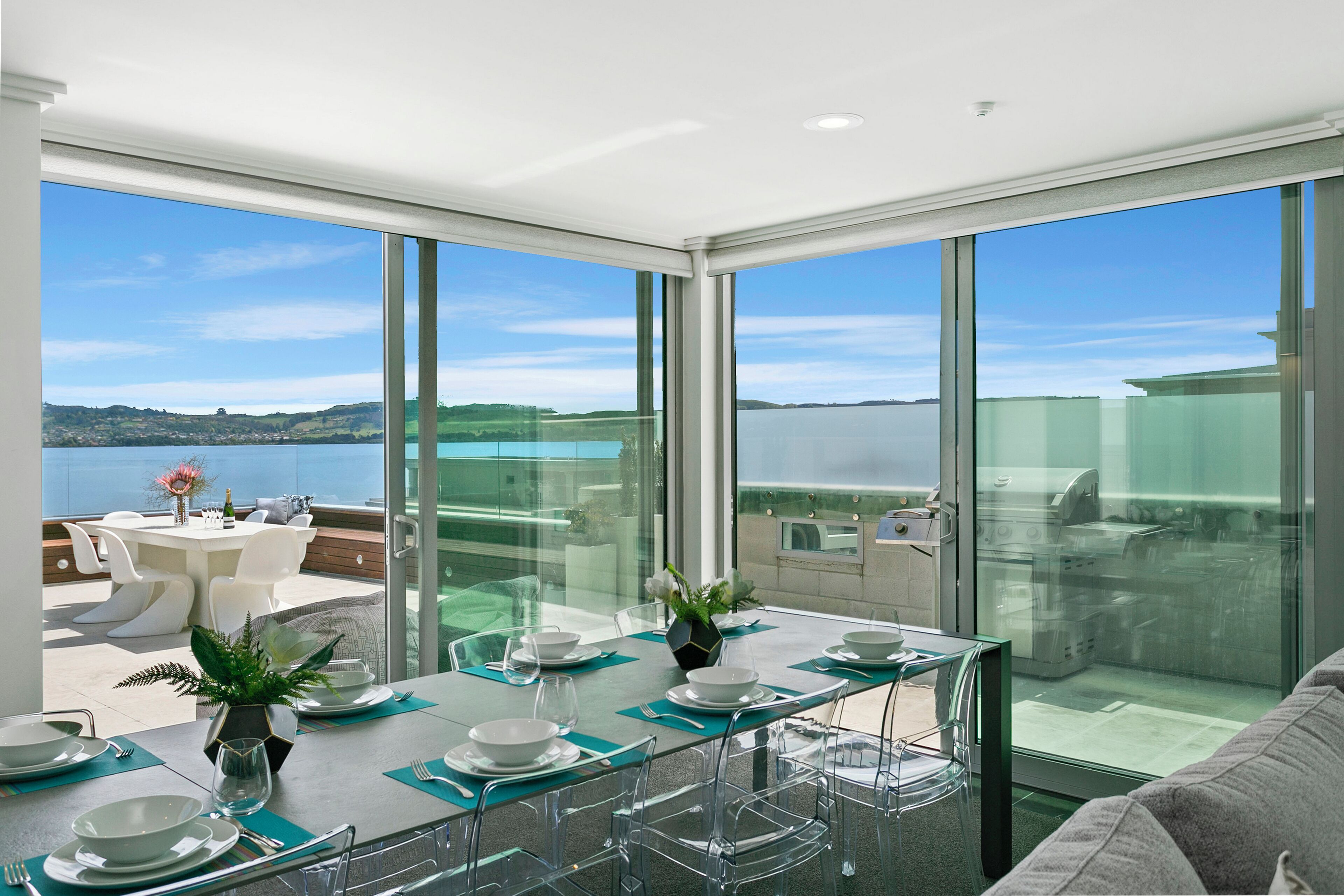 Penthouse, 4 Bedrooms, Lake View | In-room dining