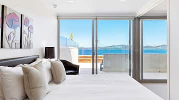 Loftsleilighet, 2 soverom, utsikt mot innsjø | Safe på rommet, skrivebord for bærbar PC og strykejern/-brett