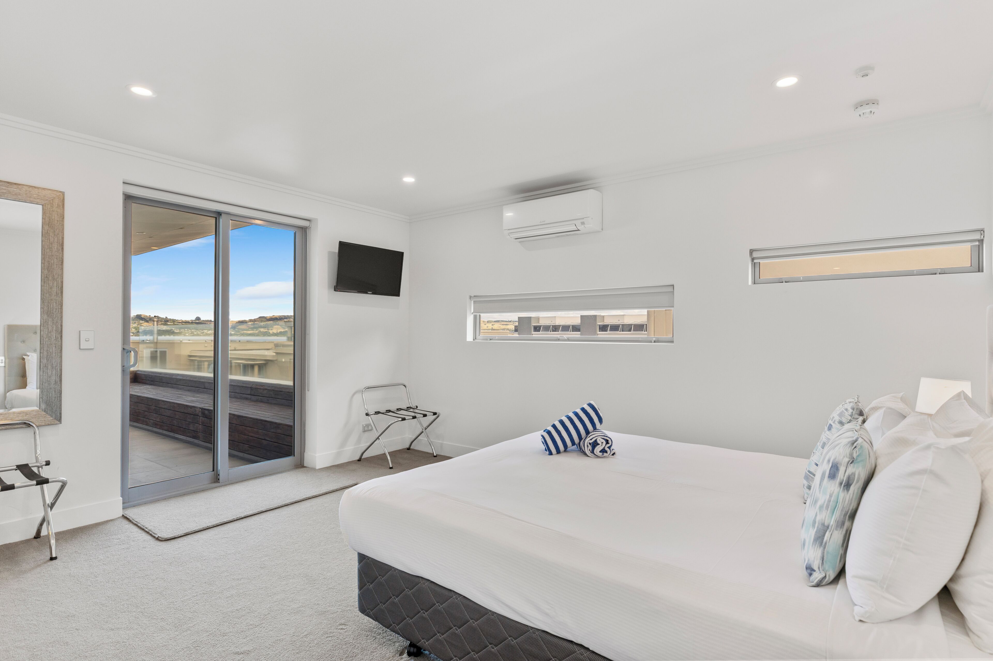 In-room safe, laptop workspace, iron/ironing board, free WiFi