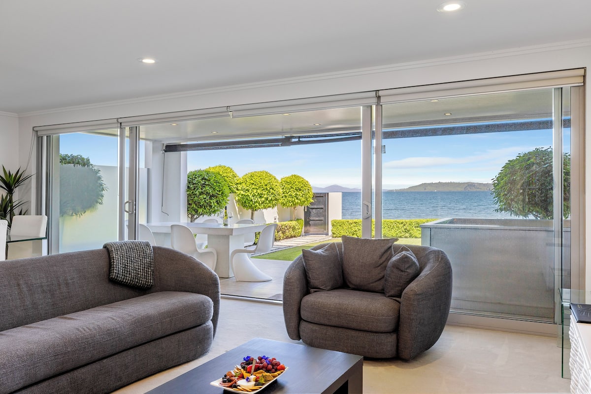 In-room safe, laptop workspace, iron/ironing board, free WiFi