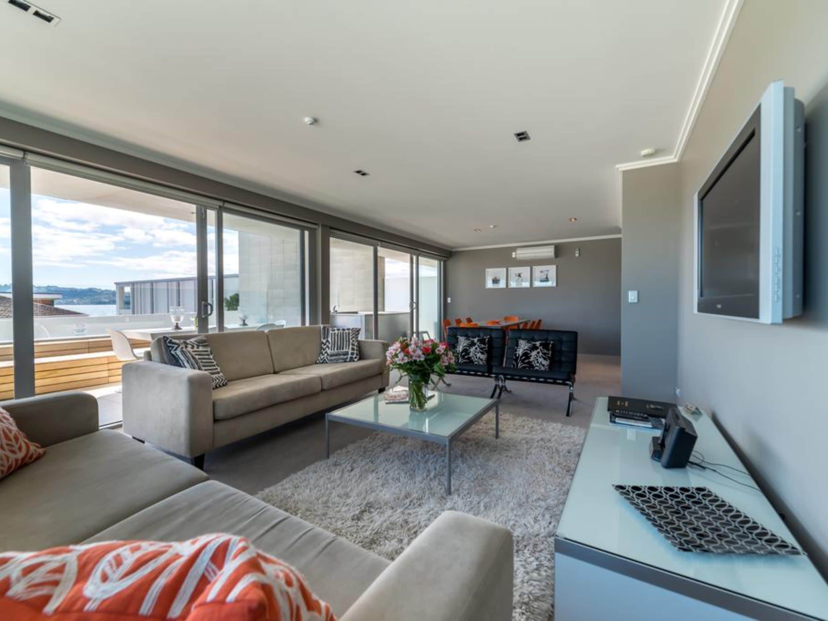 Apartamento, 3 habitaciones | Caja fuerte y espacio para trabajar con un portátil