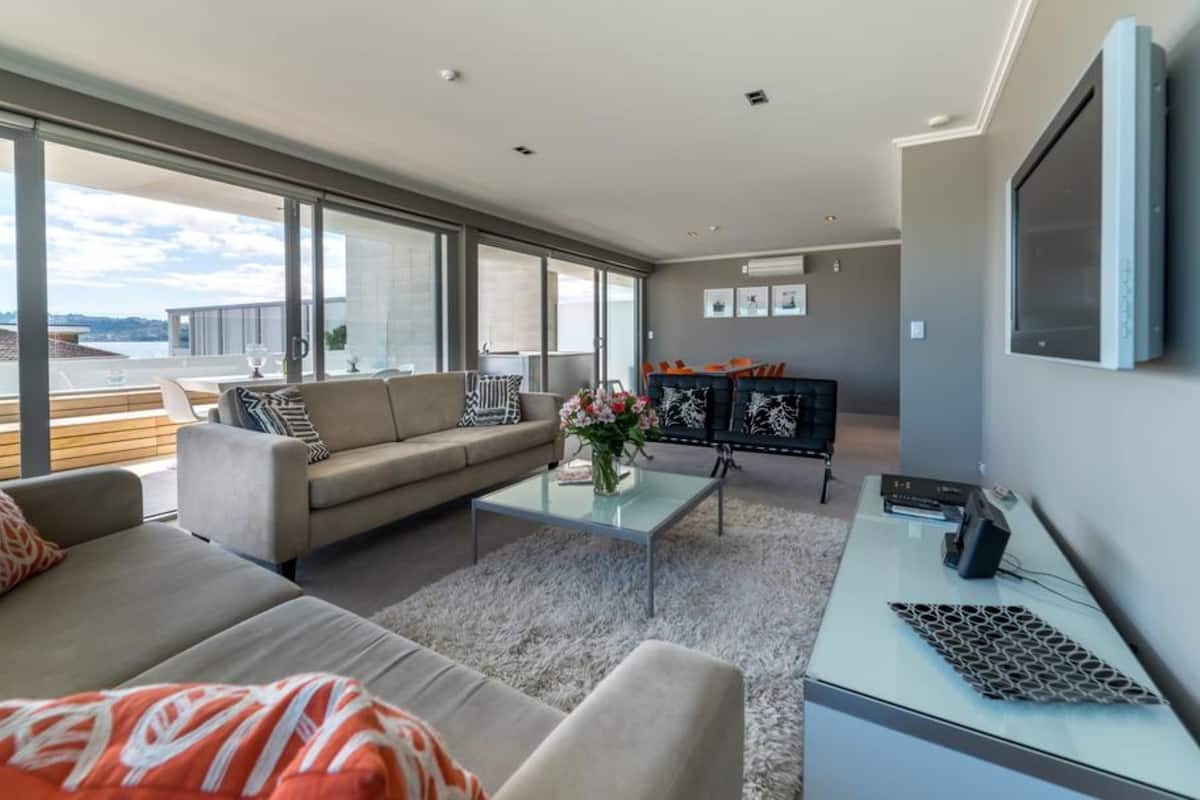 Apartamento, 3 habitaciones | Caja fuerte y espacio para trabajar con un portátil