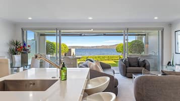 Apartamento, 3 quartos, ao lado do lago | Cozinha privada | Geladeira, micro-ondas, fogão, cooktop