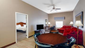 Studio, 1 King Bed, Non Smoking (Whirlpool) | Desk, free WiFi, bed sheets, alarm clocks