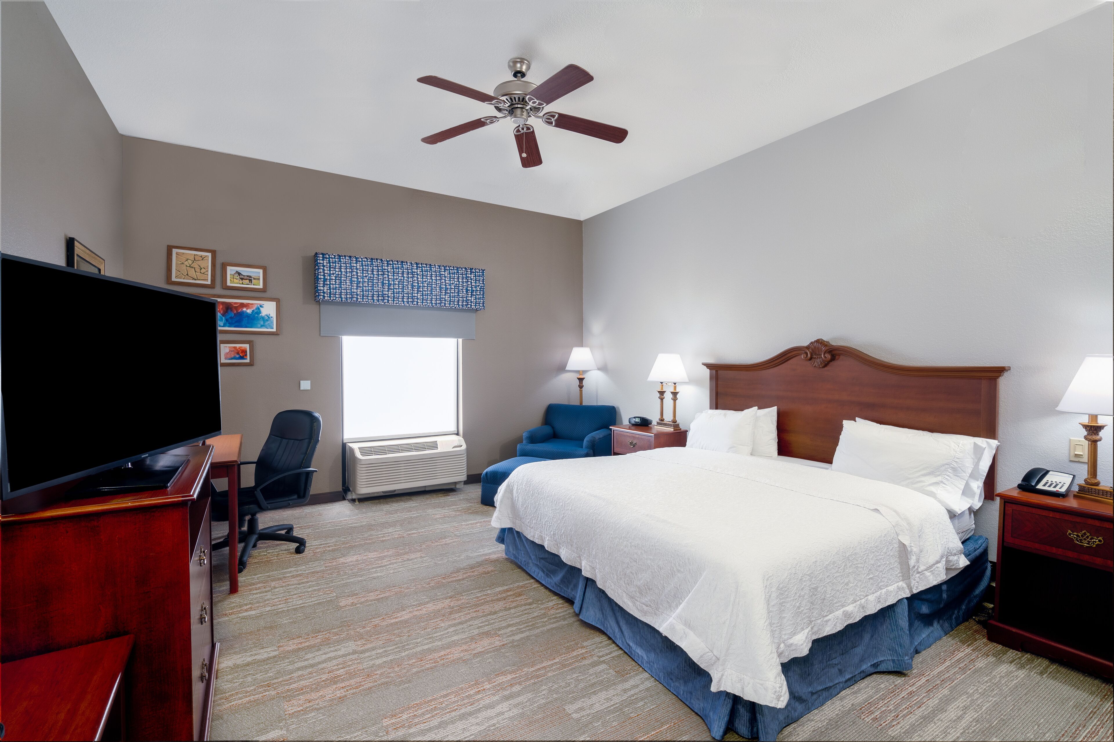 room, 1 king bed, accessible (roll-in shower) | desk, free wifi, bed sheets, alarm clocks