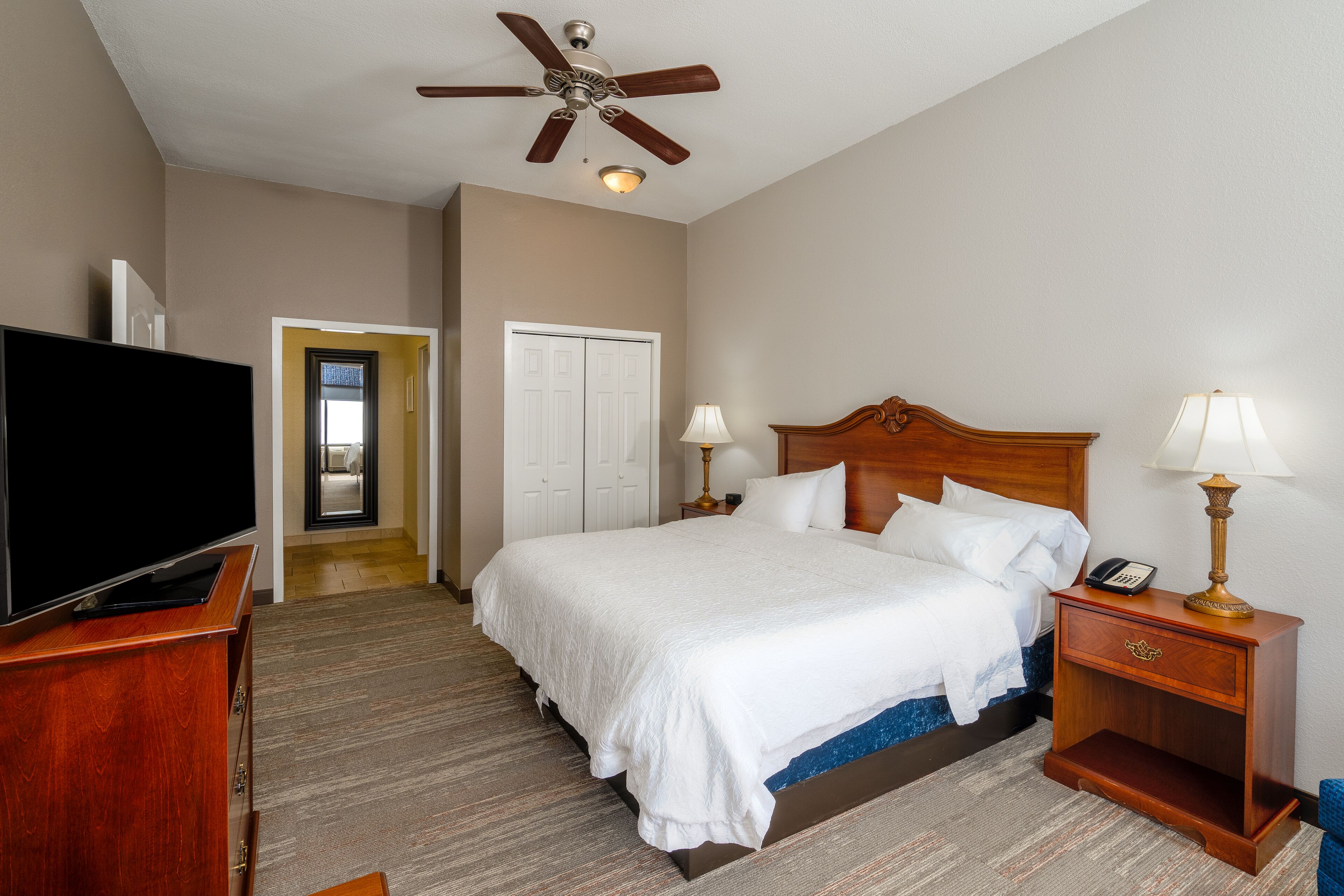 suite, 1 bedroom, non smoking | desk, free wifi, bed sheets, alarm clocks