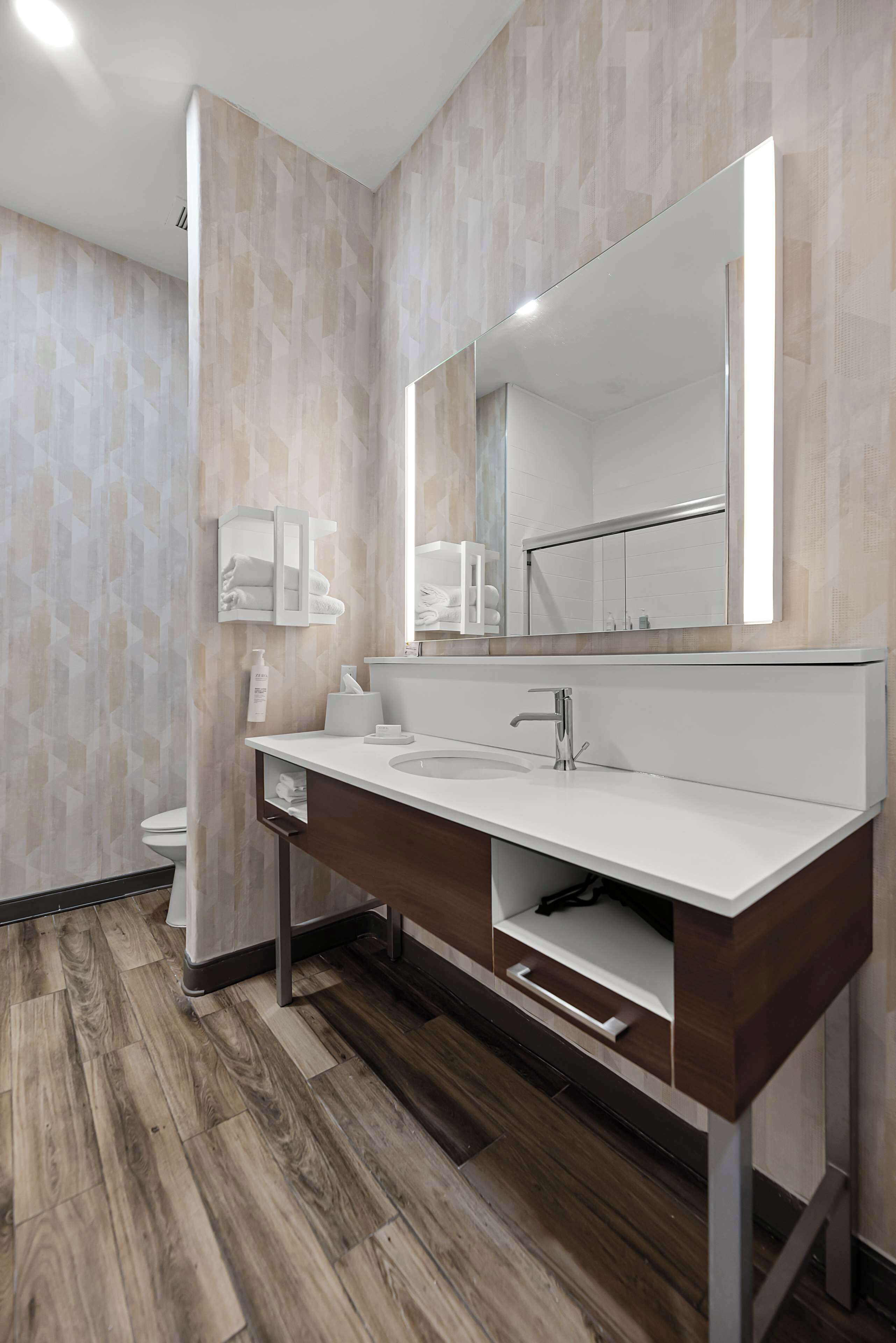 one king bed non smoking | bathroom | combined shower/bathtub, free toiletries, hair dryer, towels