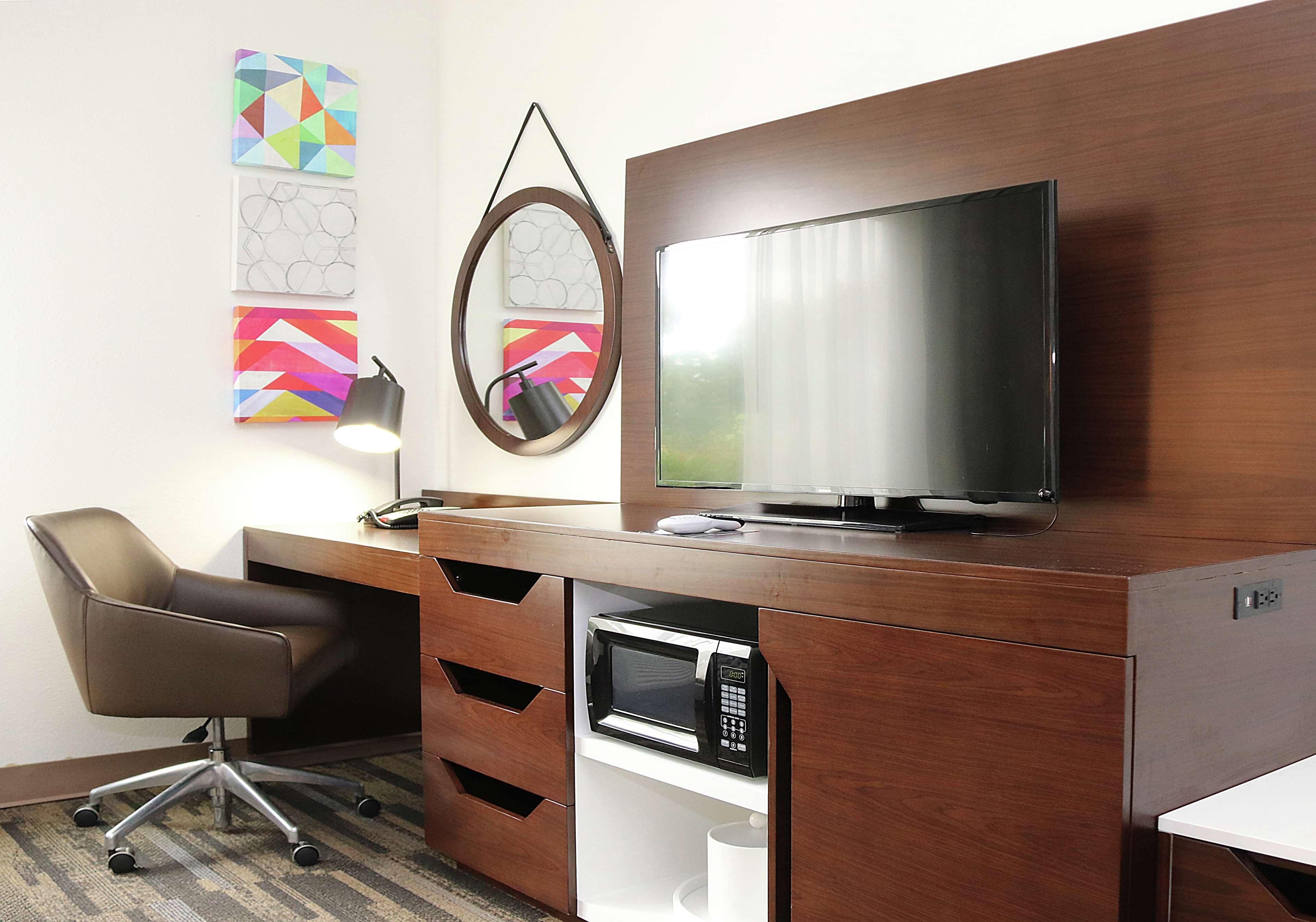 Minibar, in-room safe, desk, iron/ironing board
