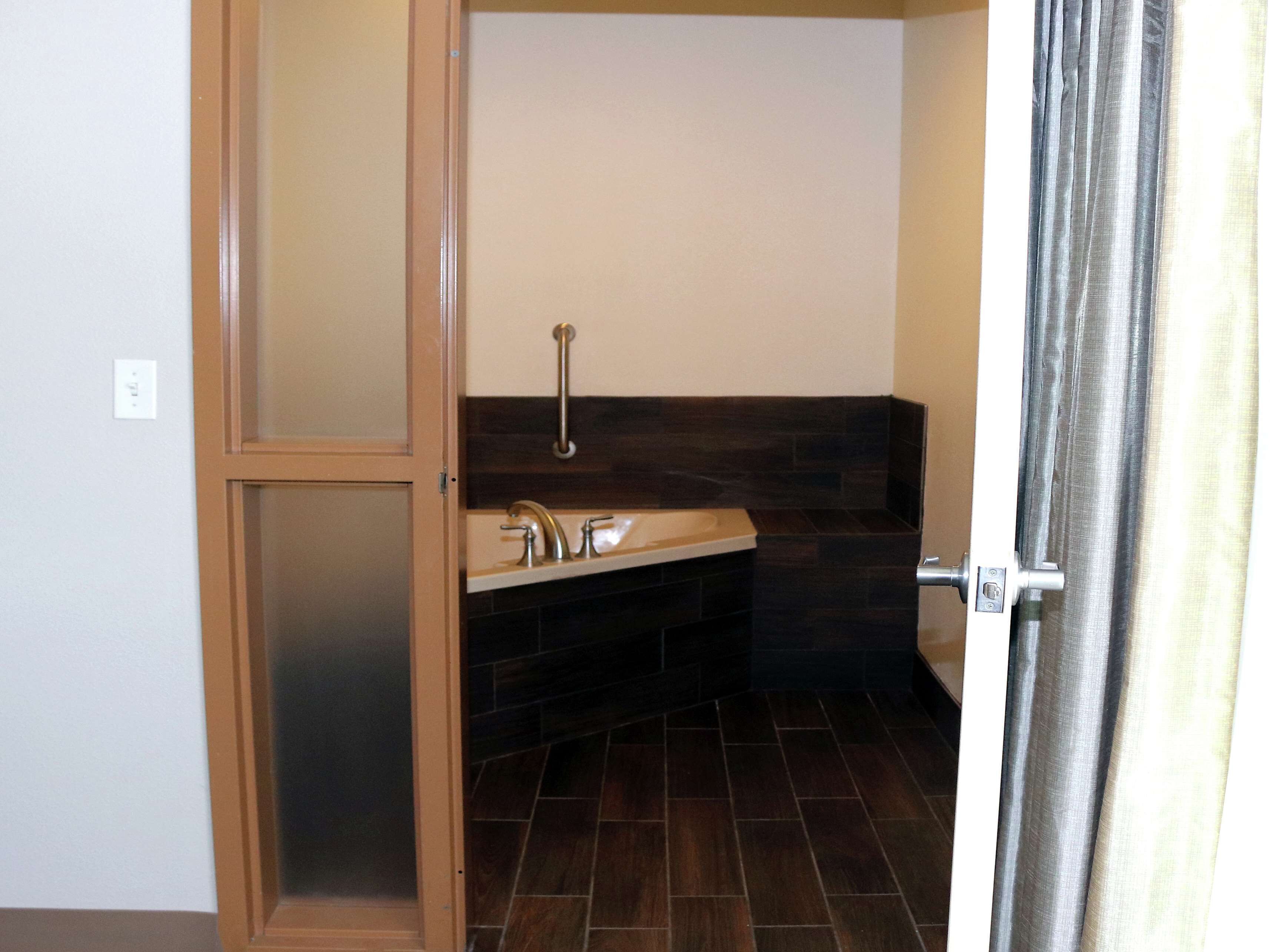 suite, 1 king bed, non smoking | bathroom | bathtub, hair dryer, towels