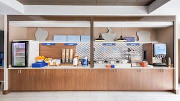 Zona de buffet lliure per esmorzar, amb seccions identificades per fruita, cereals, plats calents i fleixos.
