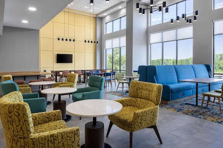 Lobby. Hampton Inn & Suites Moline-Quad City Int'l Aprt