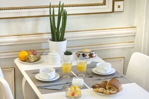Frokostbuffé hver dag (mot et tillegg)