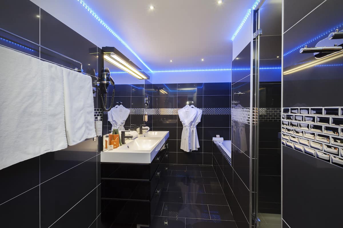 suite provençale | bathroom | shower, designer toiletries, hair dryer, towels