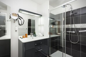 Habitación | Baño | Regadera, amenidades de baño de diseñador, secadora de cabello, toallas 