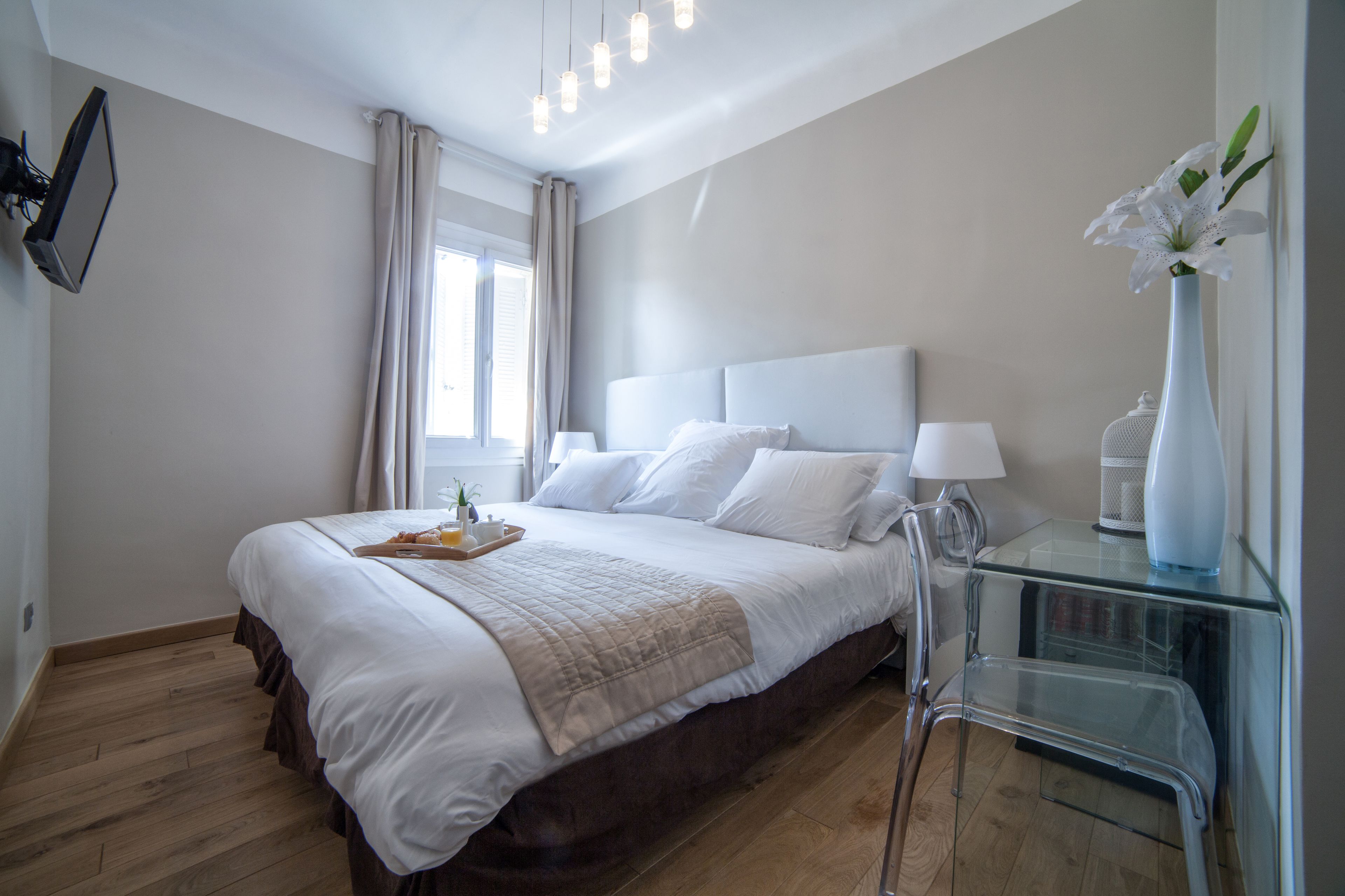 charm room | premium bedding, pillow-top beds, minibar, in-room safe