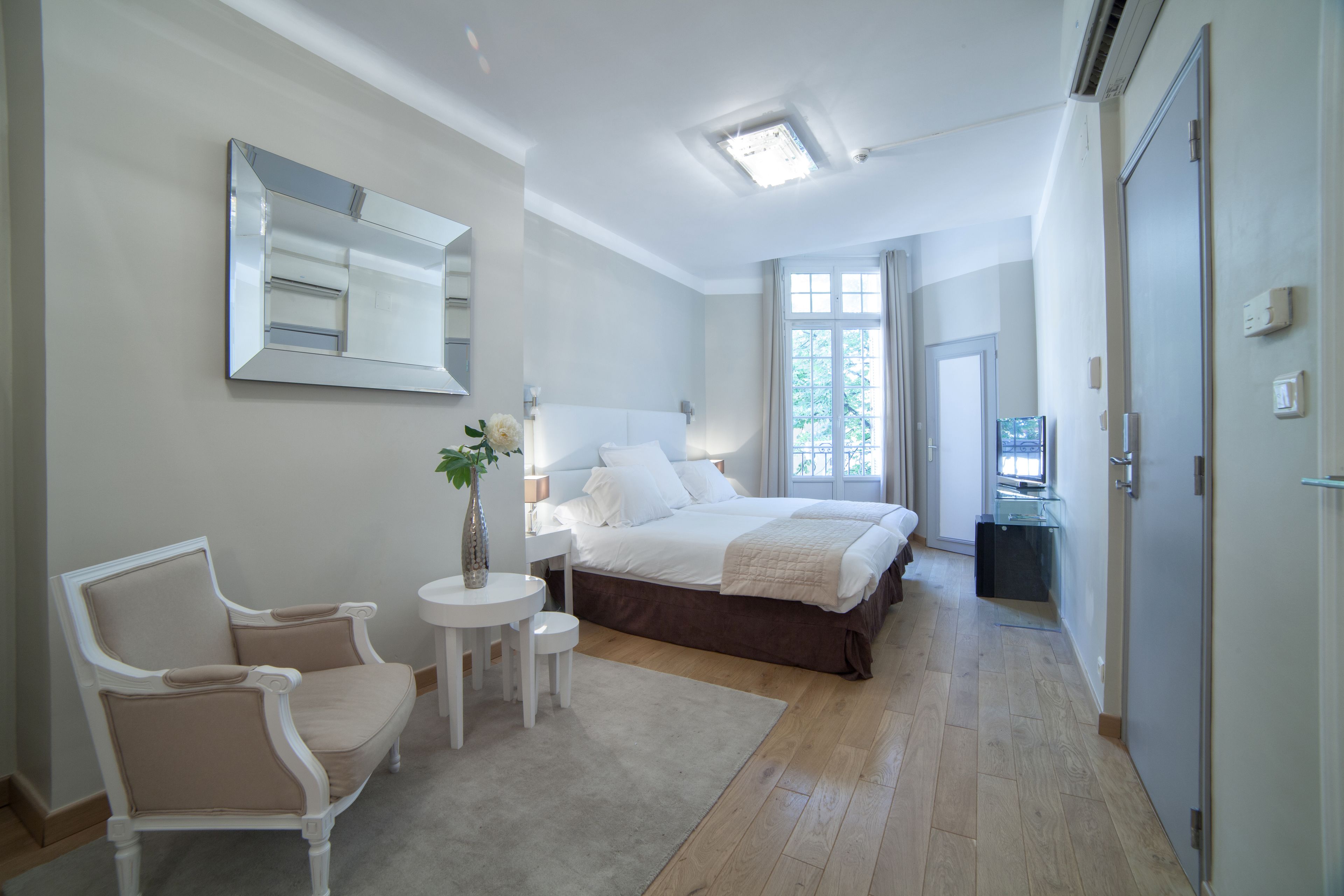 suite provençale | premium bedding, pillow-top beds, minibar, in-room safe