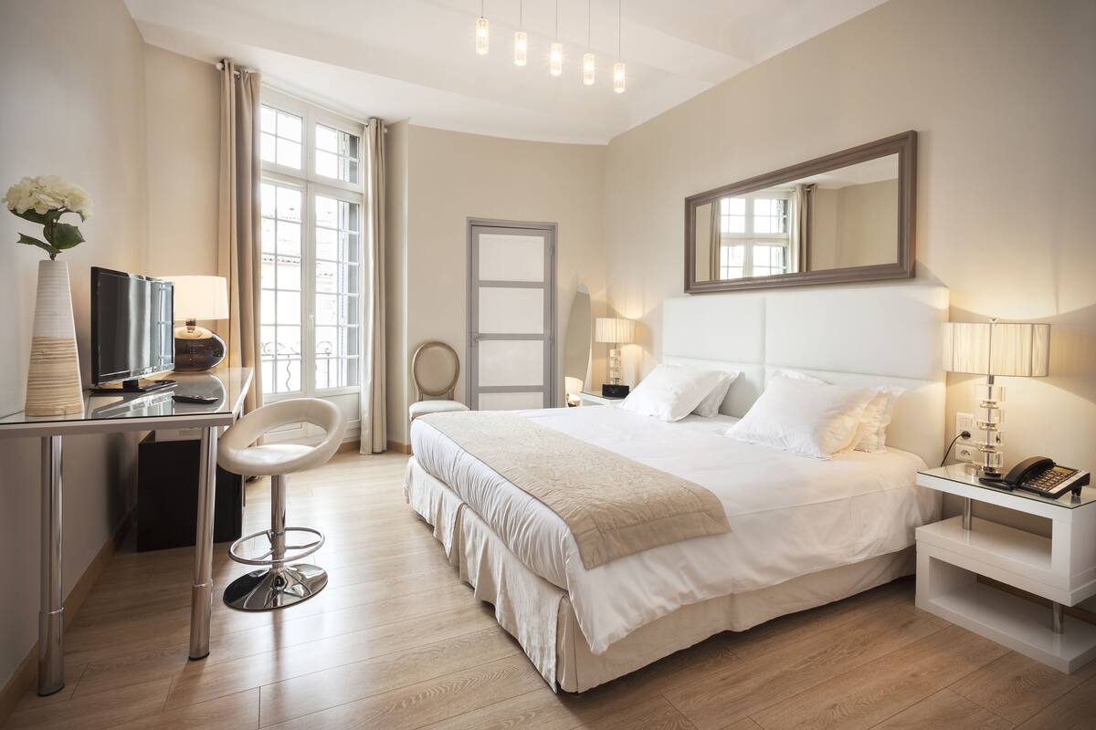 Premium bedding, pillow-top beds, minibar, in-room safe