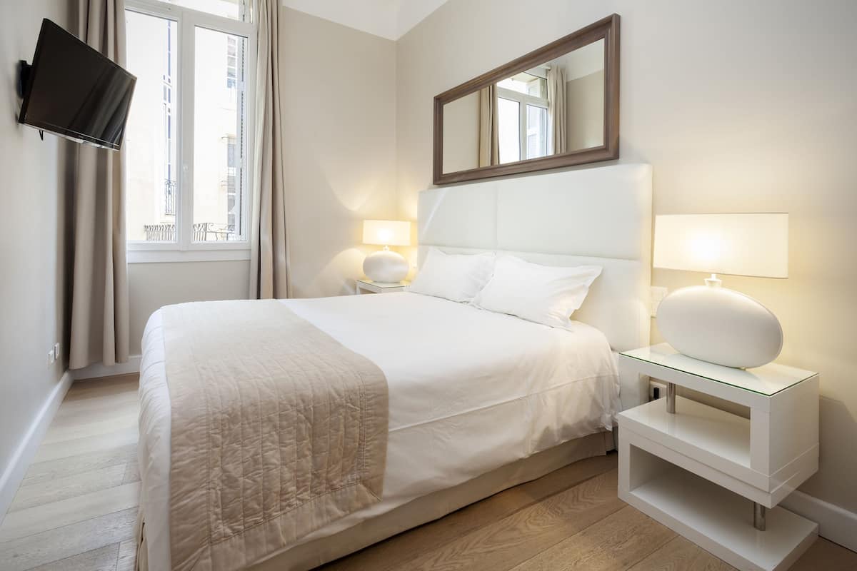 Phòng phong cách cổ điển | Bộ đồ giường cao cấp, nệm có lớp đệm bông, minibar