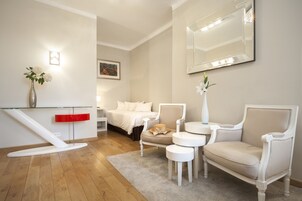 Ropa de cama de alta calidad, colchones con pillow-top y minibar 