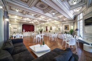 Daily buffet breakfast (EUR 14 per person) - Hôtel De France (Aix-en-Provence)