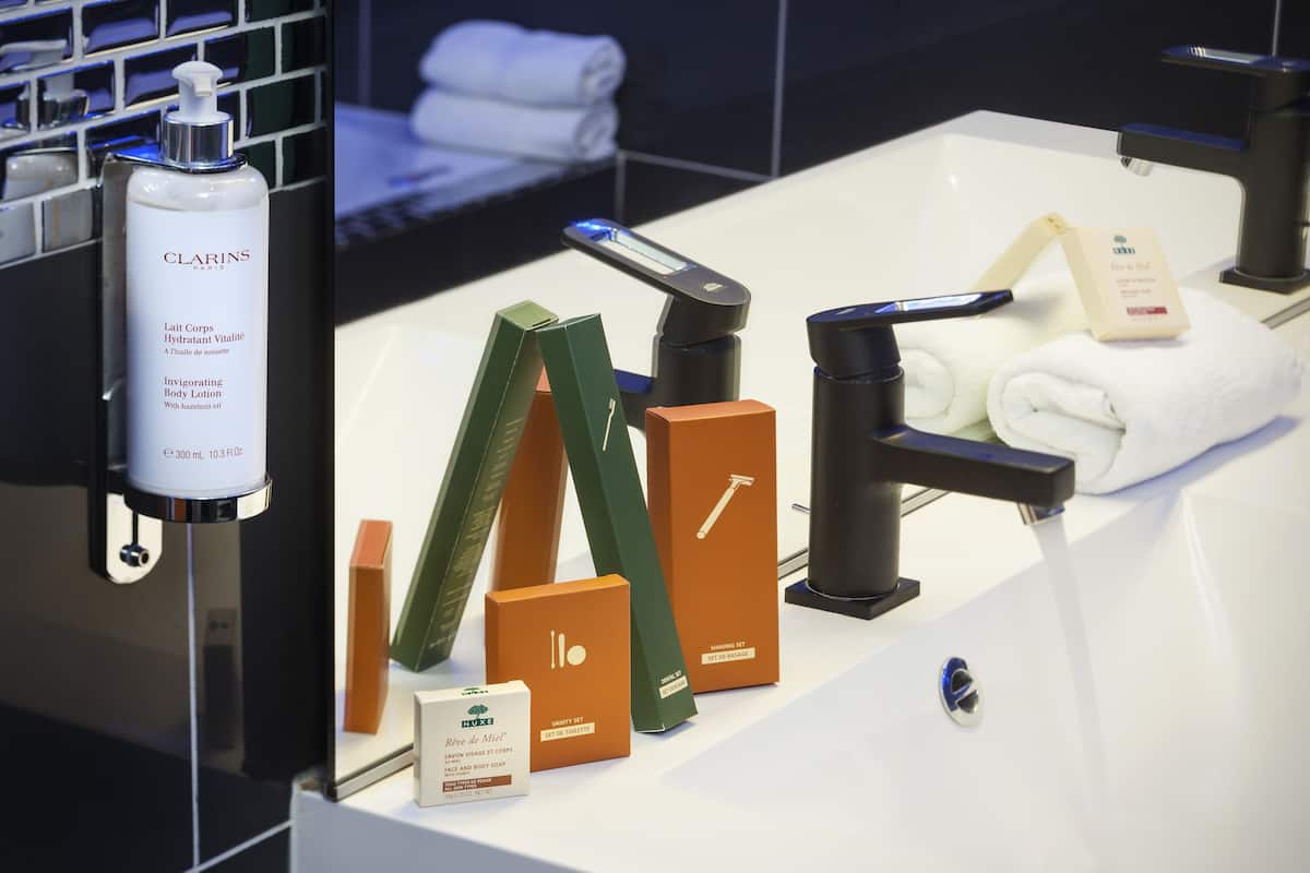 suite provençale | bathroom | shower, designer toiletries, hair dryer, towels