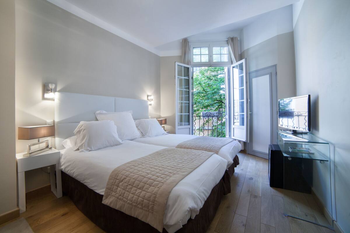 Premium bedding, pillow-top beds, minibar, in-room safe