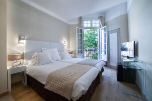 Suite Provençale | Premium bedding, pillowtop beds, minibar, in-room safe