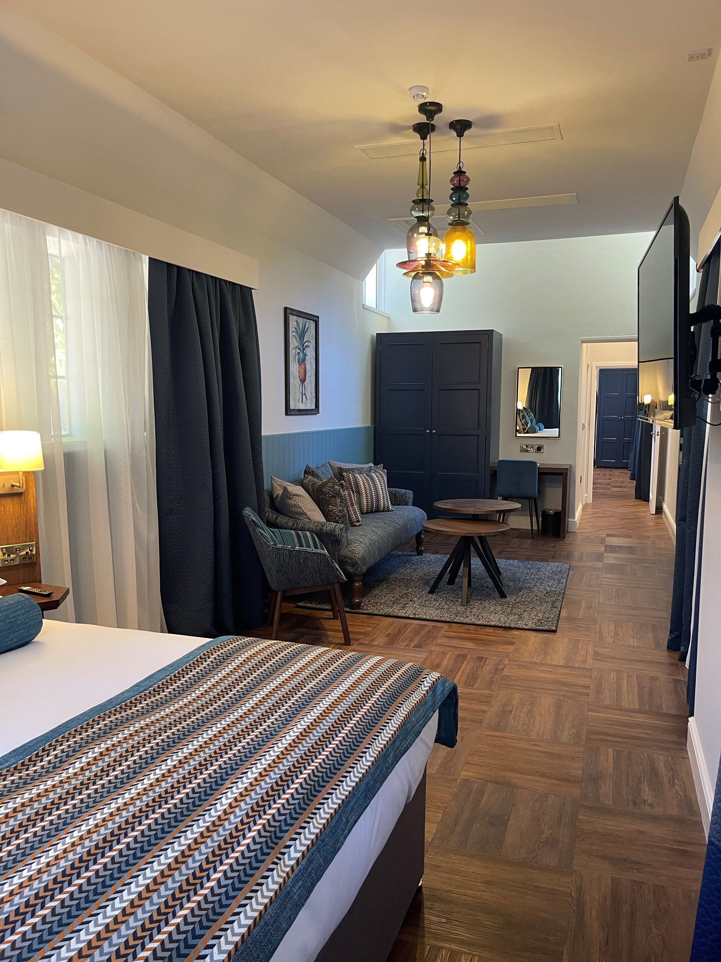 luxury suite, 1 double bed (franklyn suite.) | in-room safe, desk, iron/ironing board, free wifi