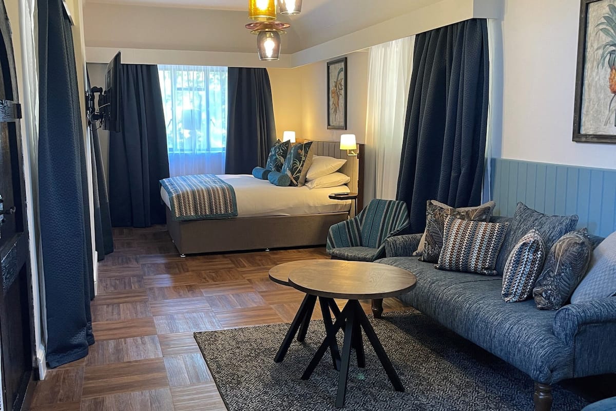 luxury suite, 1 double bed (franklyn suite.) | in-room safe, desk, iron/ironing board, free wifi