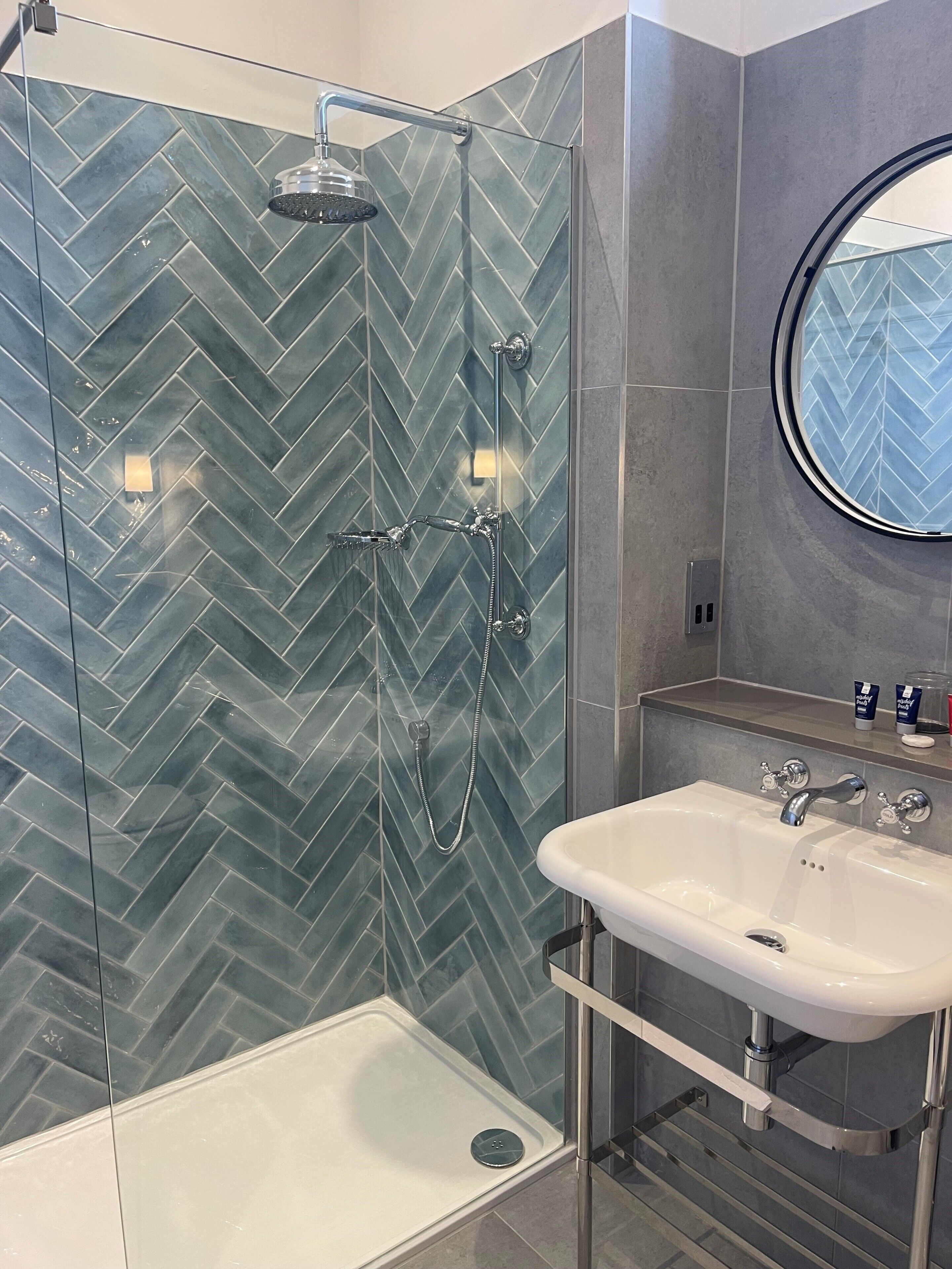 luxury suite, 1 double bed (franklyn suite.) | in-room safe, desk, iron/ironing board, free wifi