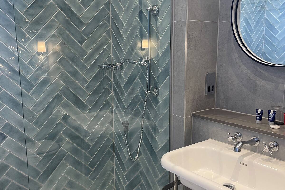 luxury suite, 1 double bed (franklyn suite.) | in-room safe, desk, iron/ironing board, free wifi