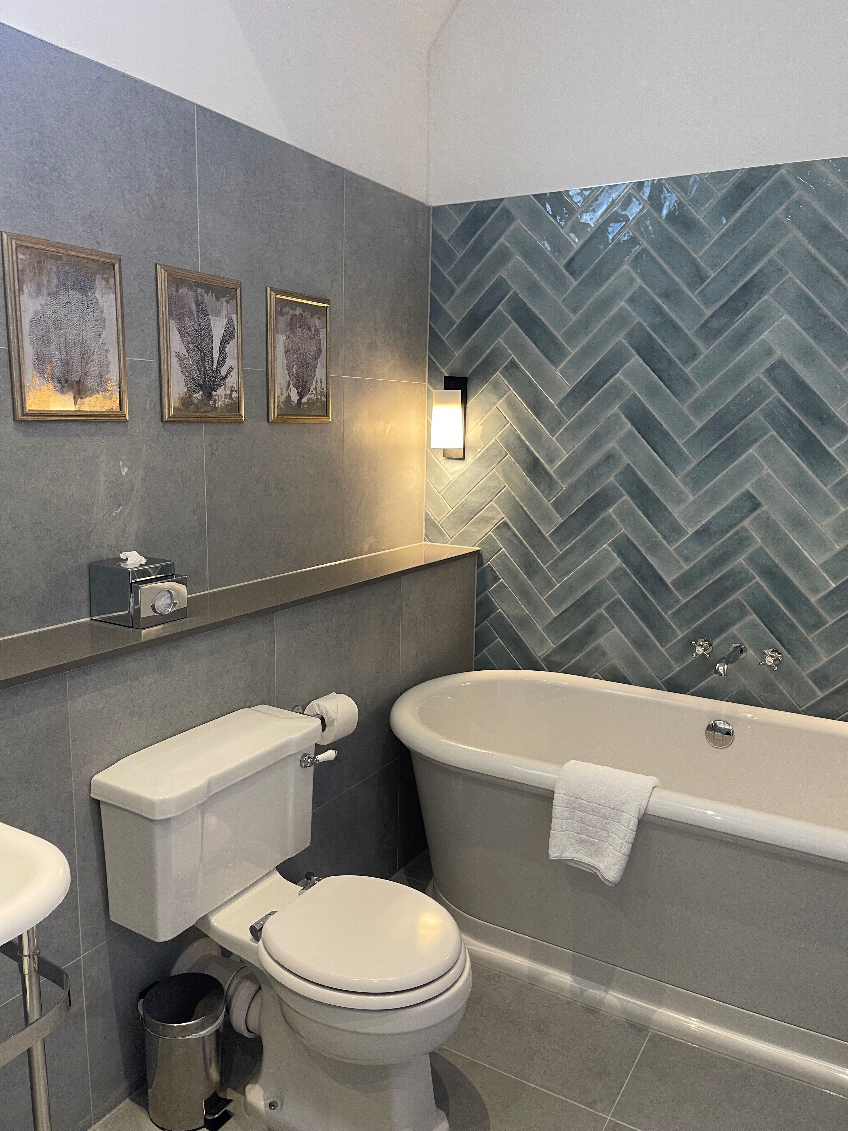 luxury suite, 1 double bed (franklyn suite.) | bathroom | hair dryer, towels