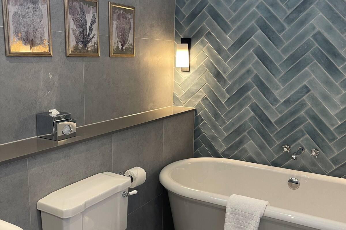 luxury suite, 1 double bed (franklyn suite.) | bathroom | hair dryer, towels