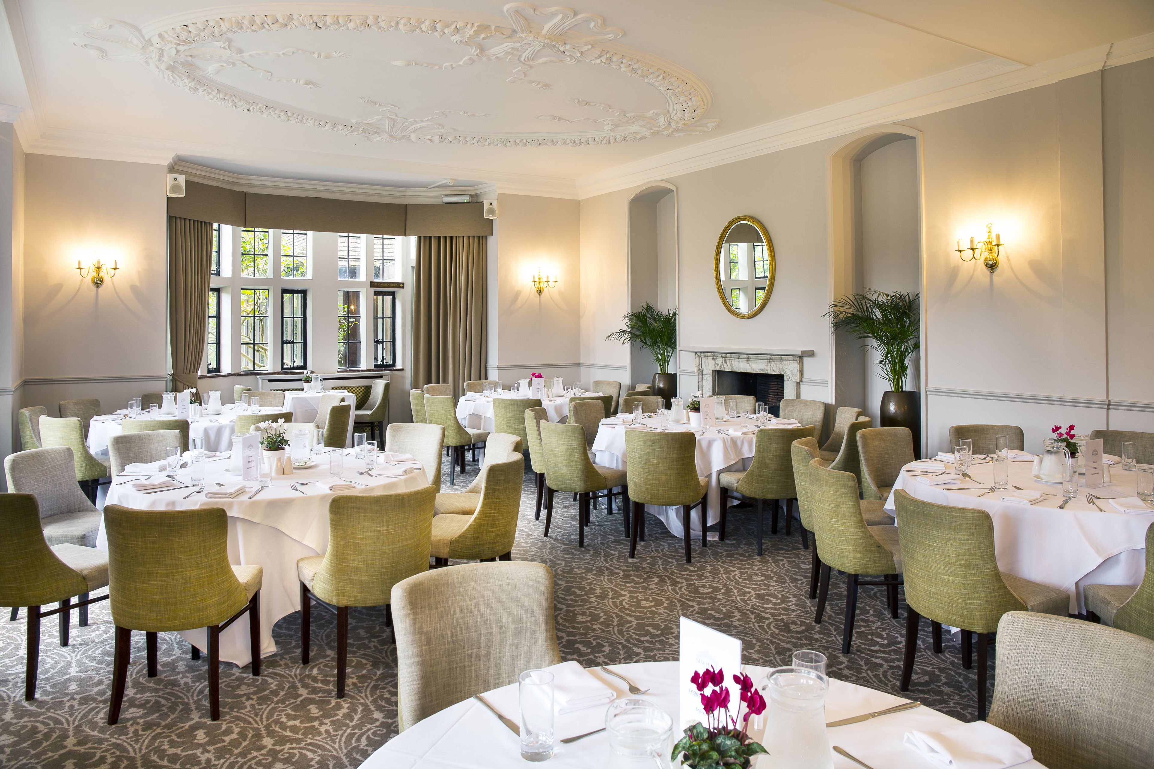 供应早餐、午餐和晚餐