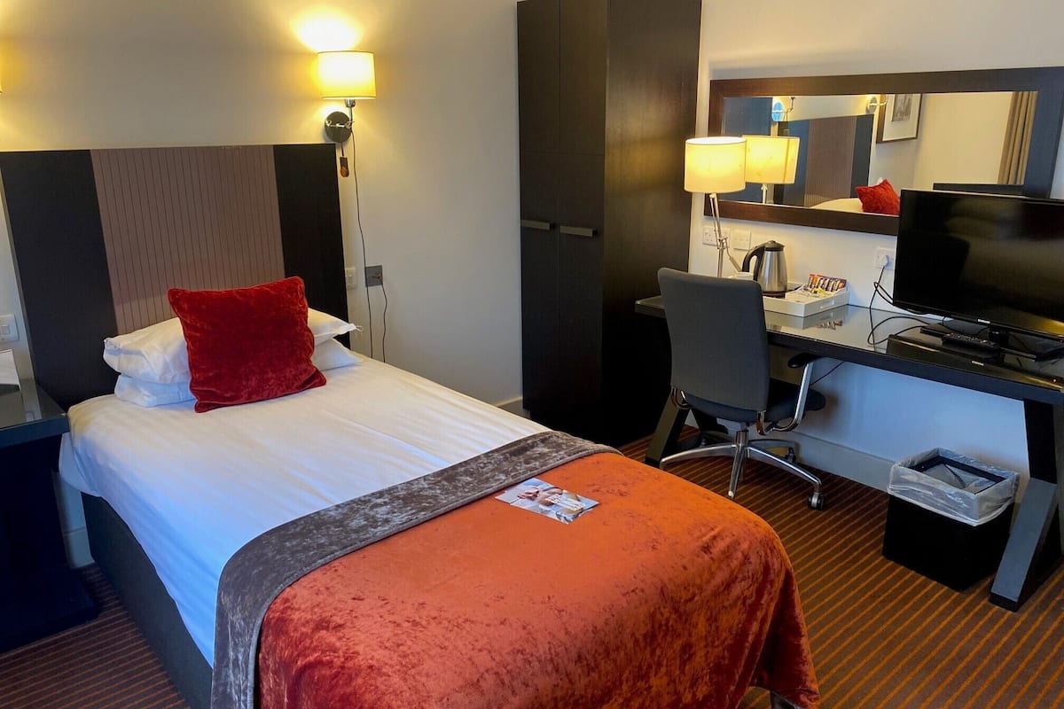 Desk, soundproofing, iron/ironing board, free WiFi