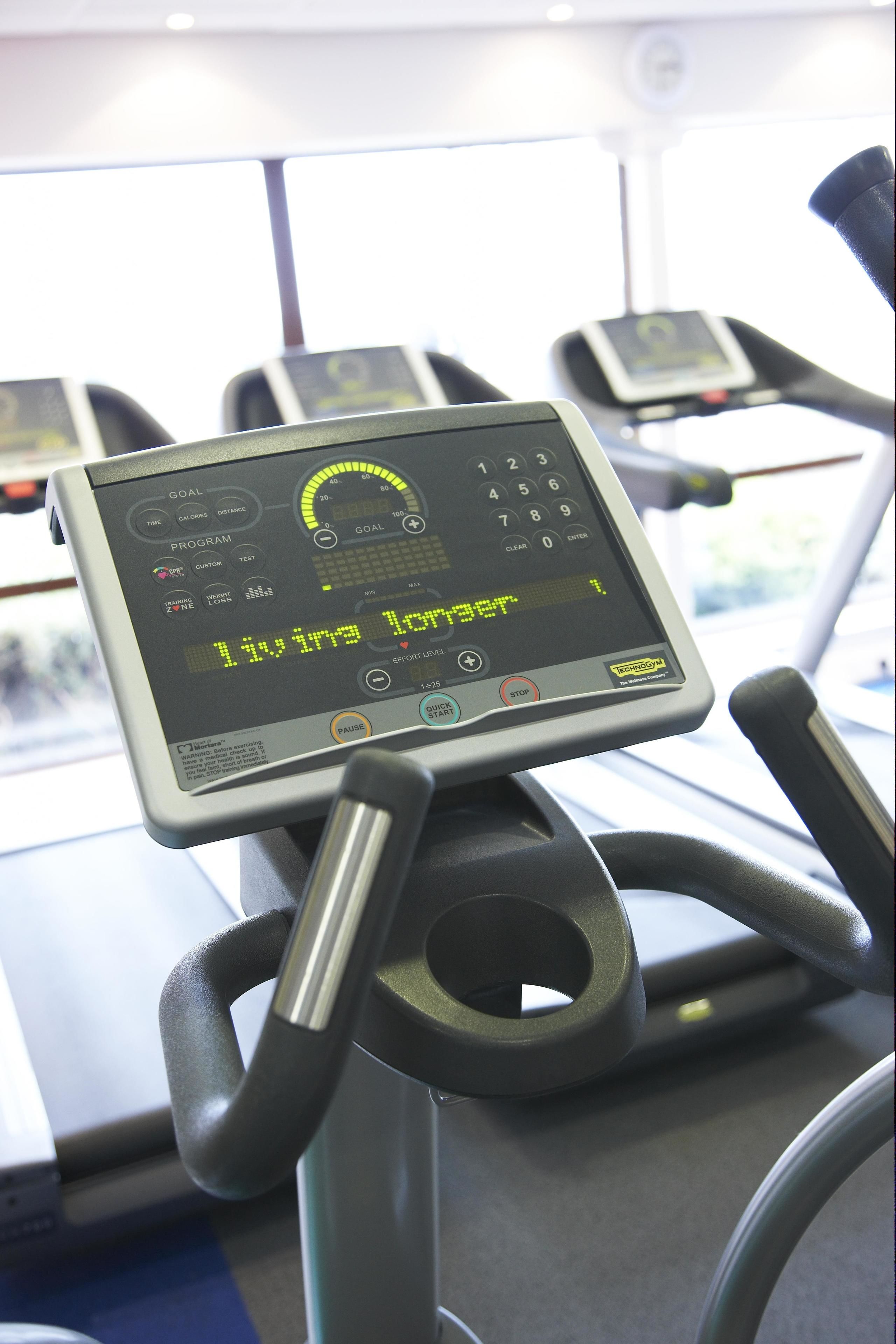 Una bicicleta estática con pantalla digital y panel de control.