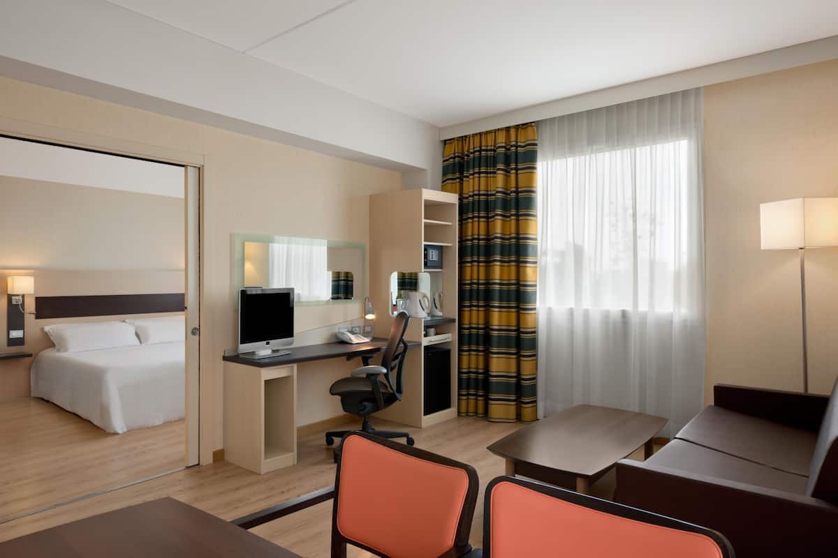 Family Room, 1 King Bed | Select Comfort beds, in-room safe, desk, blackout curtains