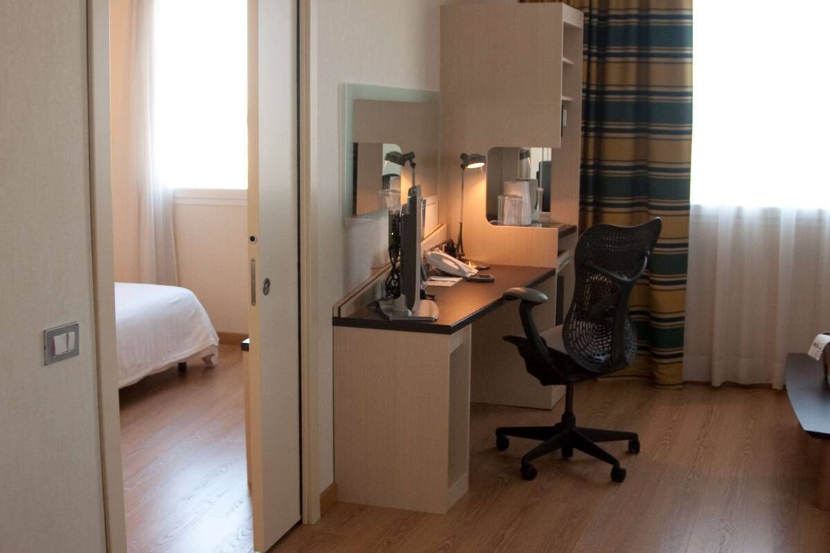 select comfort beds, in-room safe, desk, blackout curtains