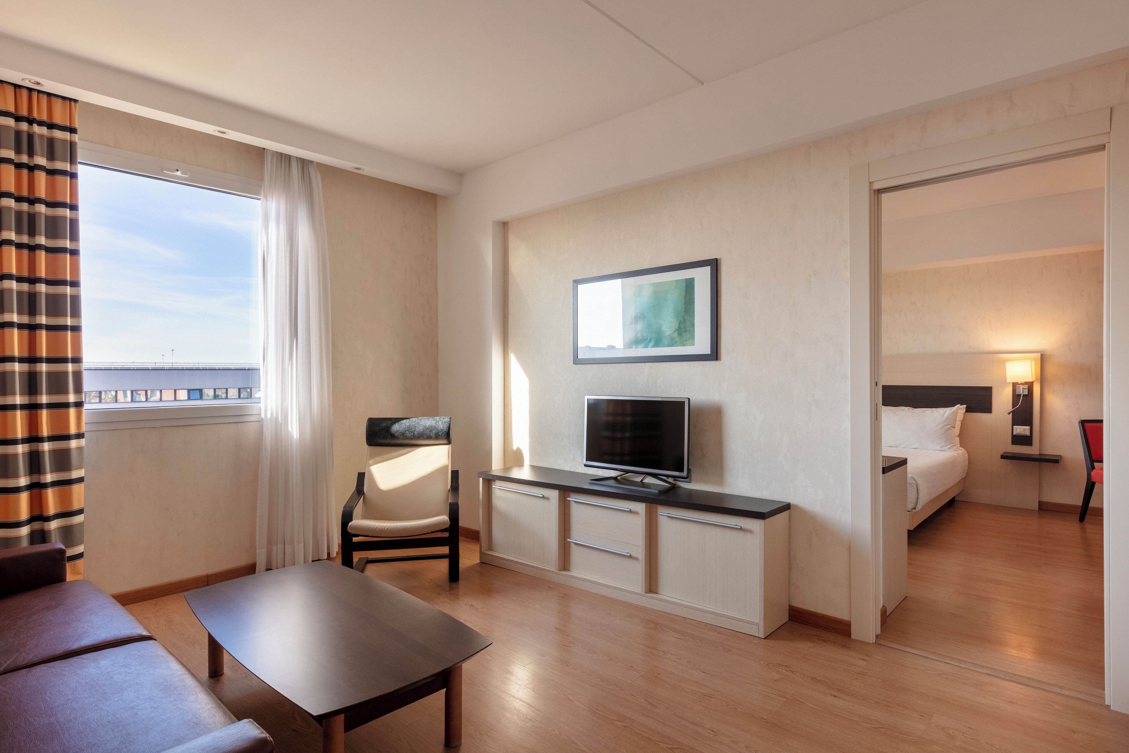 家庭客房, 1 張特大雙人床 | 起居區 | 32-吋 LCD 液晶電視，提供數位頻道