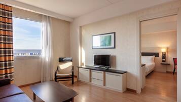 Familienzimmer, 1 King-Bett | Wohnbereich | 32-Zoll-LCD-Fernseher mit Digitalempfang