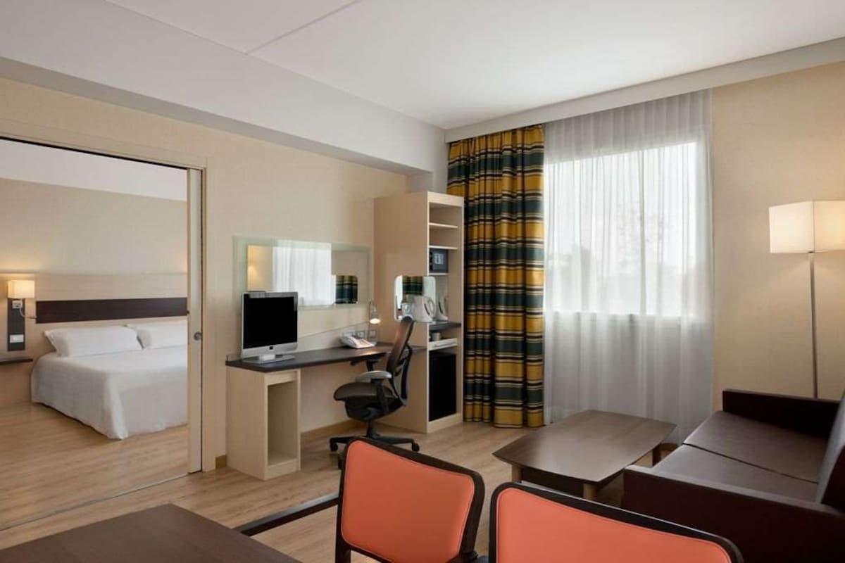 Select Comfort beds, in-room safe, desk, blackout drapes