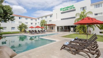 Una piscina al aire libre, tumbonas