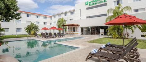 Outdoor pool, pool loungers
