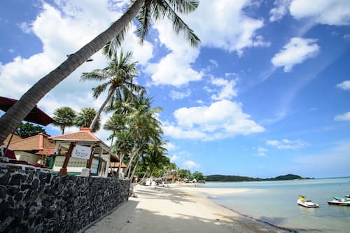 On the beach, white sand, sun-loungers, beach umbrellas