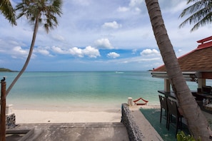 On the beach, white sand, sun-loungers, beach umbrellas - The Briza Beach Resort, Samui (Koh Samui)