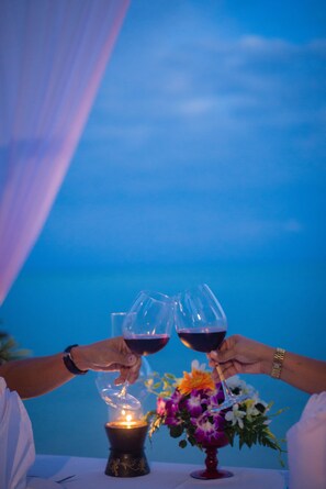 Se sirven desayunos, comidas y cocina internacional con vista a la playa