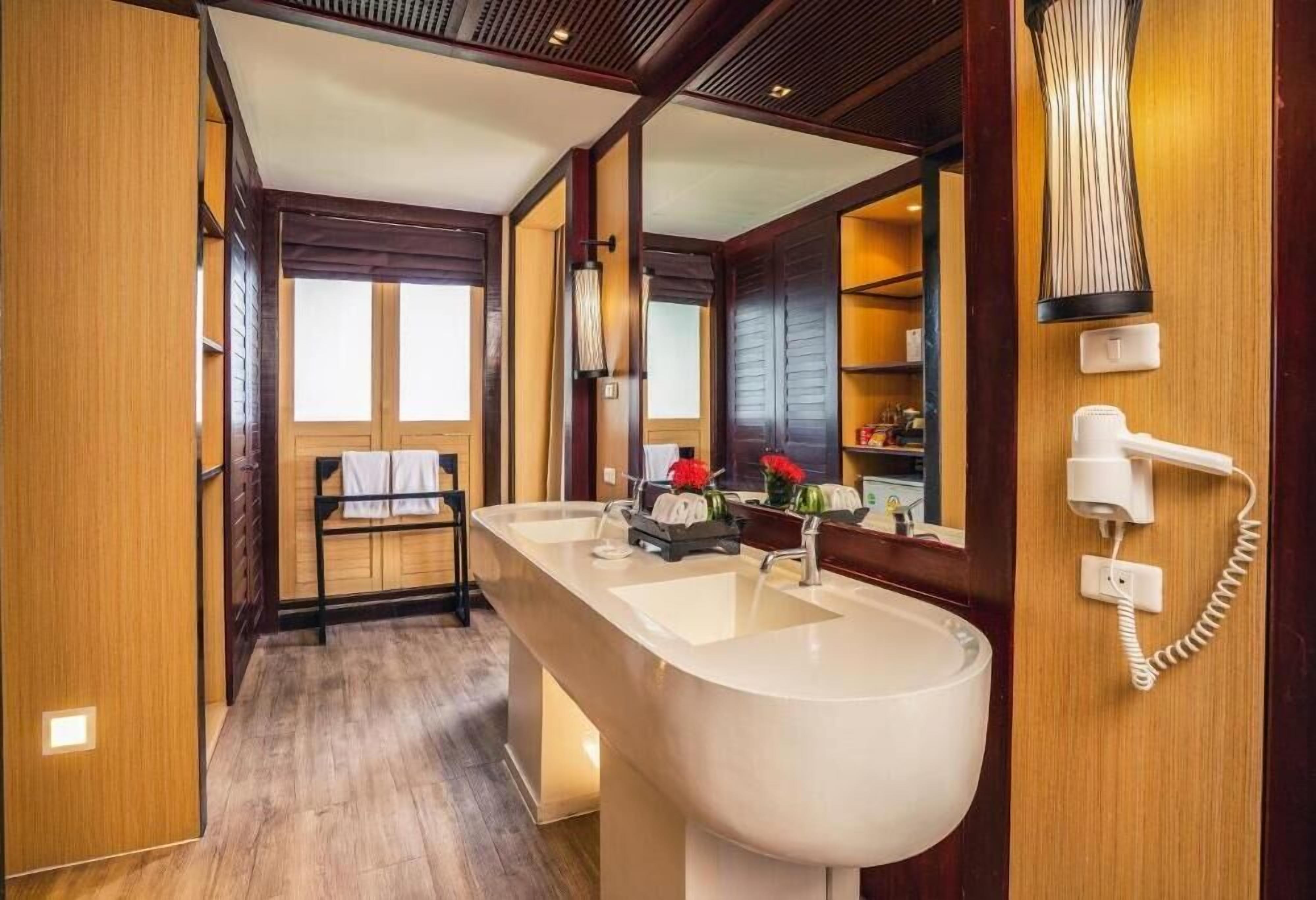 deluxe balcony | premium bedding, minibar, desk, soundproofing