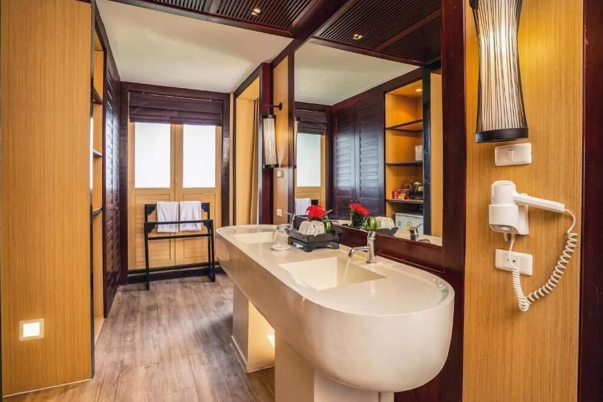 deluxe balcony | premium bedding, minibar, desk, soundproofing